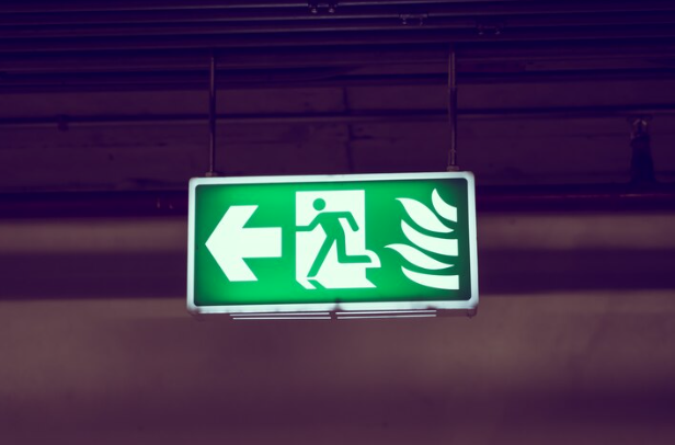 Placas de sinalização de emergência: quando são indispensáveis e onde comprar
