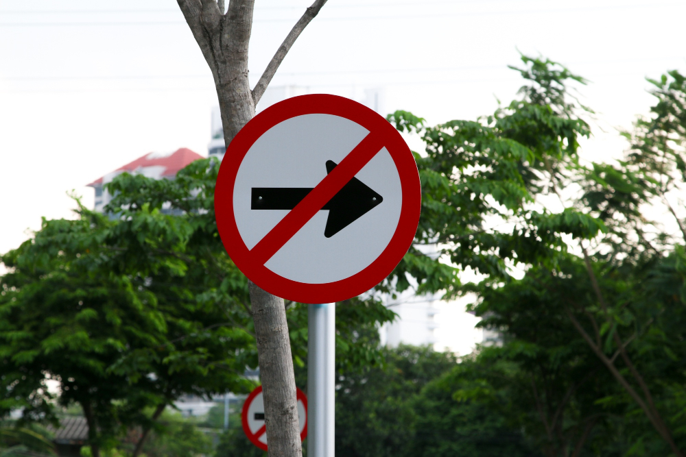 Placas para sinalização viária: o que a norma exige?
